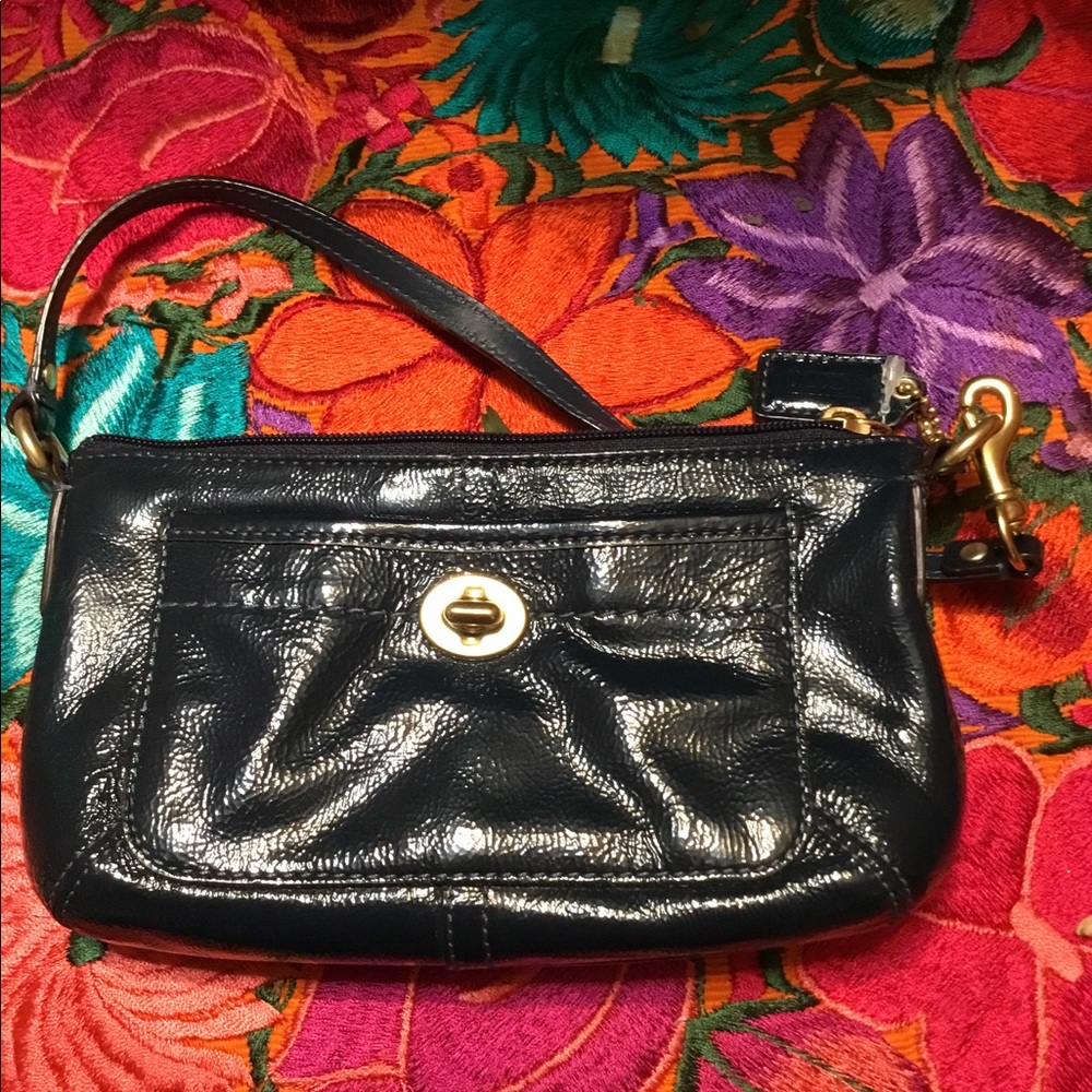 COACH patent wallet Wristlet in navy. EUC